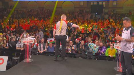 Dimitri van den Bergh ist zu seinem WM-Auftakt wieder in Höchstform und groovt sich auf der Bühne mit einem Tänzchen ein. 