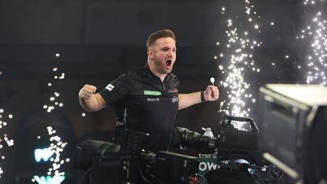 Arno Merk schlägt Ex-Weltmeister Peter Wright sensationell 3:0. Der Deutsche kann sein Glück kaum fassen. 