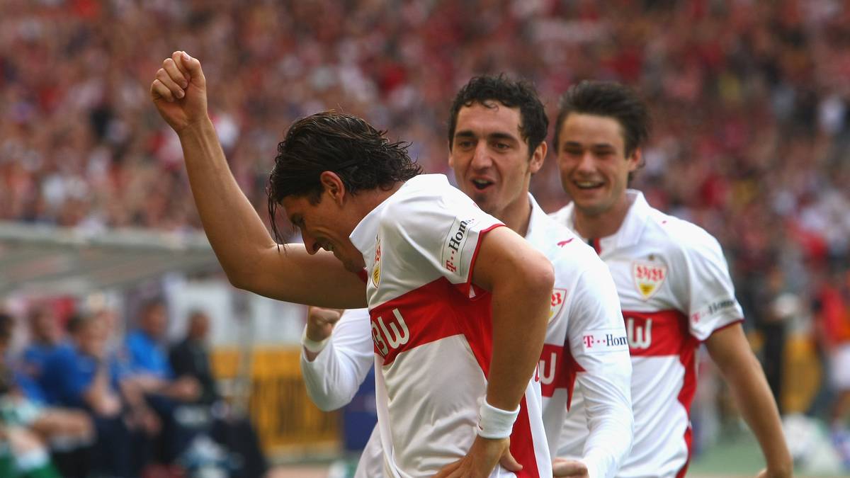 Der Torero ist wieder in Stuttgart! Mario Gomez, der Stürmer mit dem berühmten Jubel, kehrt in seine Heimat zurück. Nach achteinhalb Jahren streift er sich wieder das VfB-Trikot über und will seinen Heimatklub vor dem Abstieg retten. SPORT1 zeigt die Bilder seiner Karriere