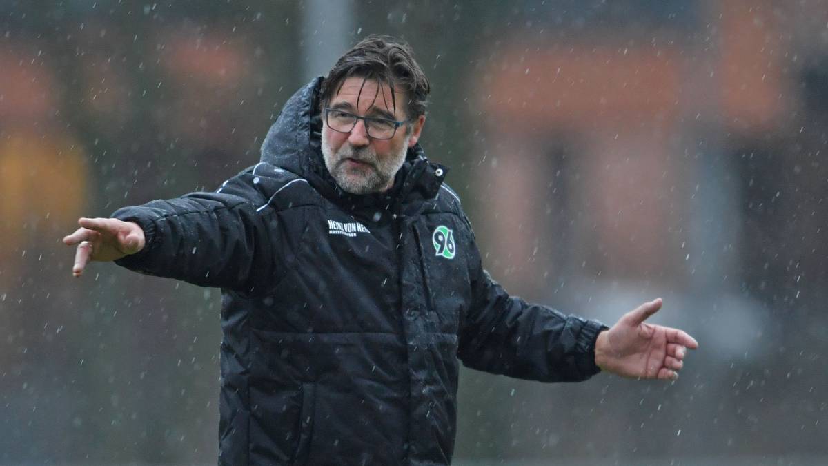 Zumdick war kurz Chefcoach in Bochum und in Ankara, als Dolls Nachfolger. Er gilt als ruhiger, ausgeglichener Typ, eine gute Ergänzung zum emotionalen Doll. Als zweiten Co-Trainer übernimmt Doll Asif Saric von Vorgänger Andre Breitenreiter