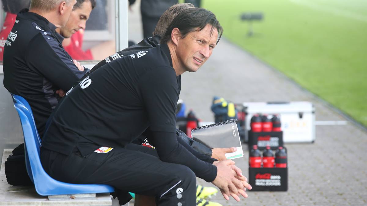 Bayer bringt den knappen Vorsprung letztlich über die Zeit, aber bis zum Ligastart gegen Borussia Mönchengladbach steht Trainer Roger Schmidt noch viel Arbeit bevor