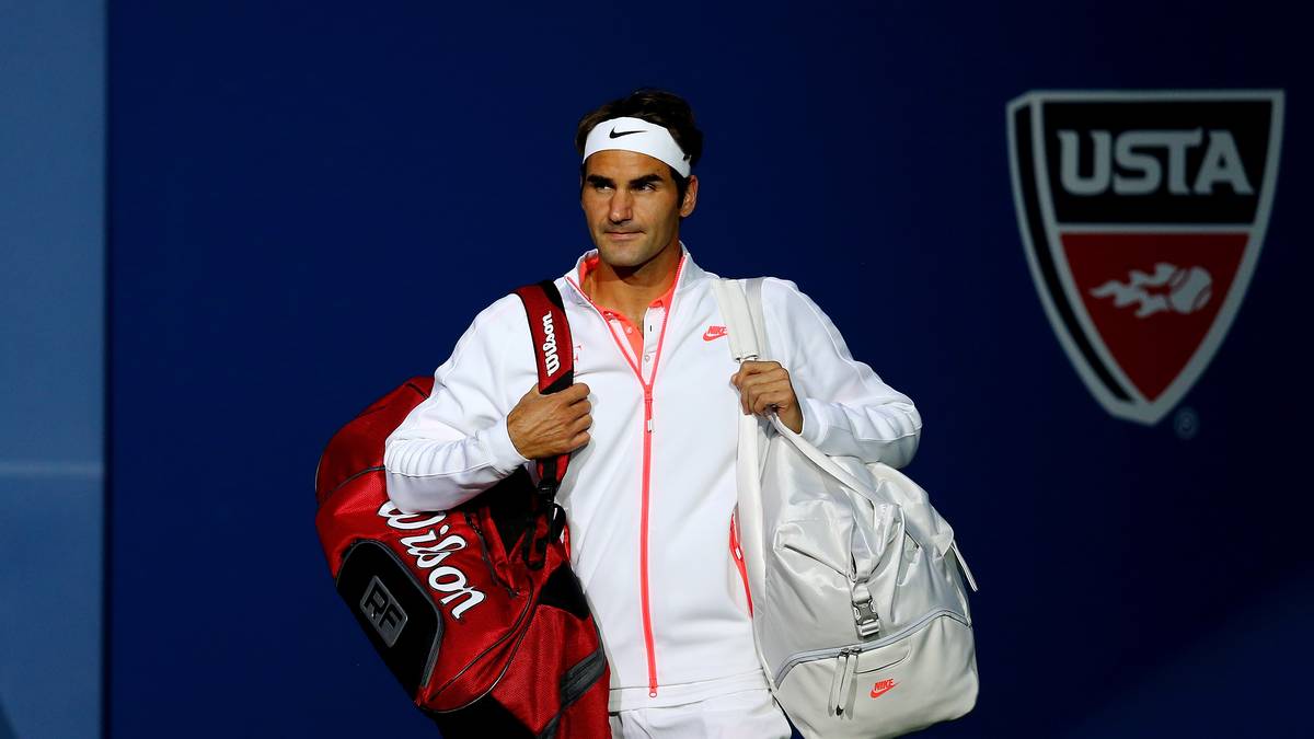 Roger Federer betritt den Platz zum schweizer Duell gegen Stan Wawrinka. Der 34-Jährige ist auf der Jagd nach seinem 18. Grand-Slam-Titel