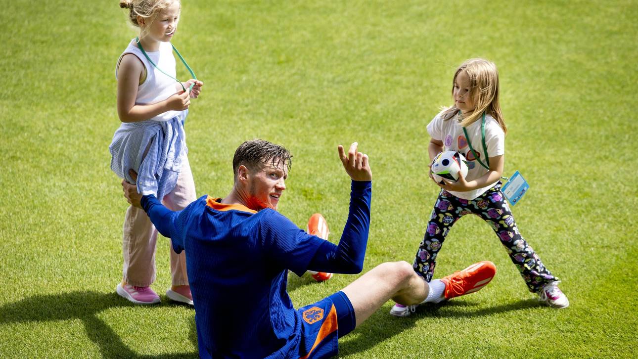 Oranje-Star kickt mit seinen Töchtern