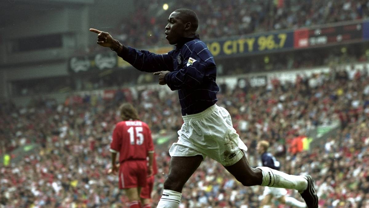 Andy Cole gehört zu den besten Stürmern in der Geschichte des Klubs. Von 1995 bis 2001 spielte er in Diensten von Manchester United. 187 Premier League Tore bedeuten Platz 2 in der ewigen Rangliste Englands höchster Spielklasse. Mit dem folgenden Spieler bildete Cole ein gefürchtetes Duo bei ManUnited