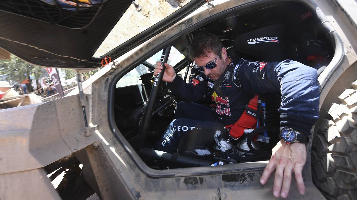 Als erster aus seinem Auto steigt am Ende der 803 km Sebastian Loeb. Der Franzose gewinnt die 2. Etappe und führt damit in der Gesamtwertung. Der Traum vom zehnten Weltmeistertitel rückt für ihn ein Stückchen näher