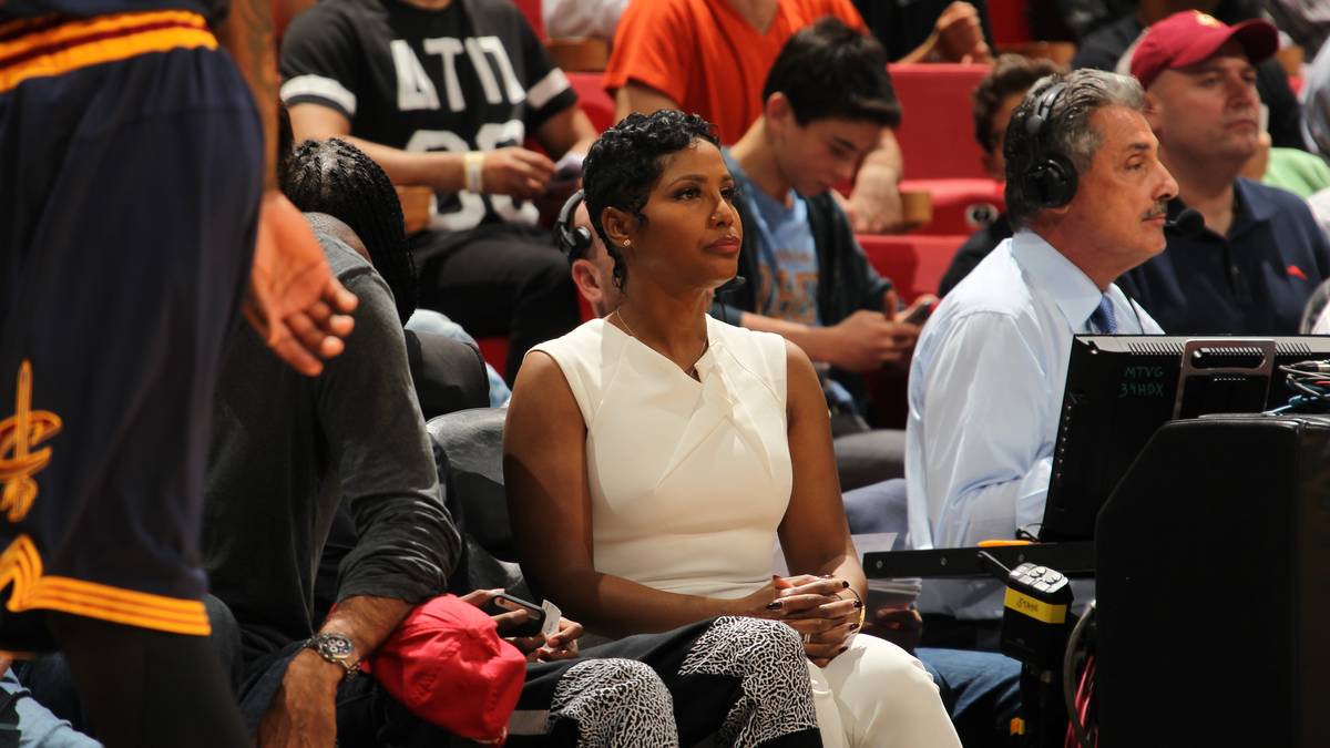 Sängerin Toni Braxton hat schon einige Höhen und Tiefen im Musikbusiness erlebt, für einen Platz in der ersten Reihe reicht es bei einem Spiel in der NBA aber immer noch