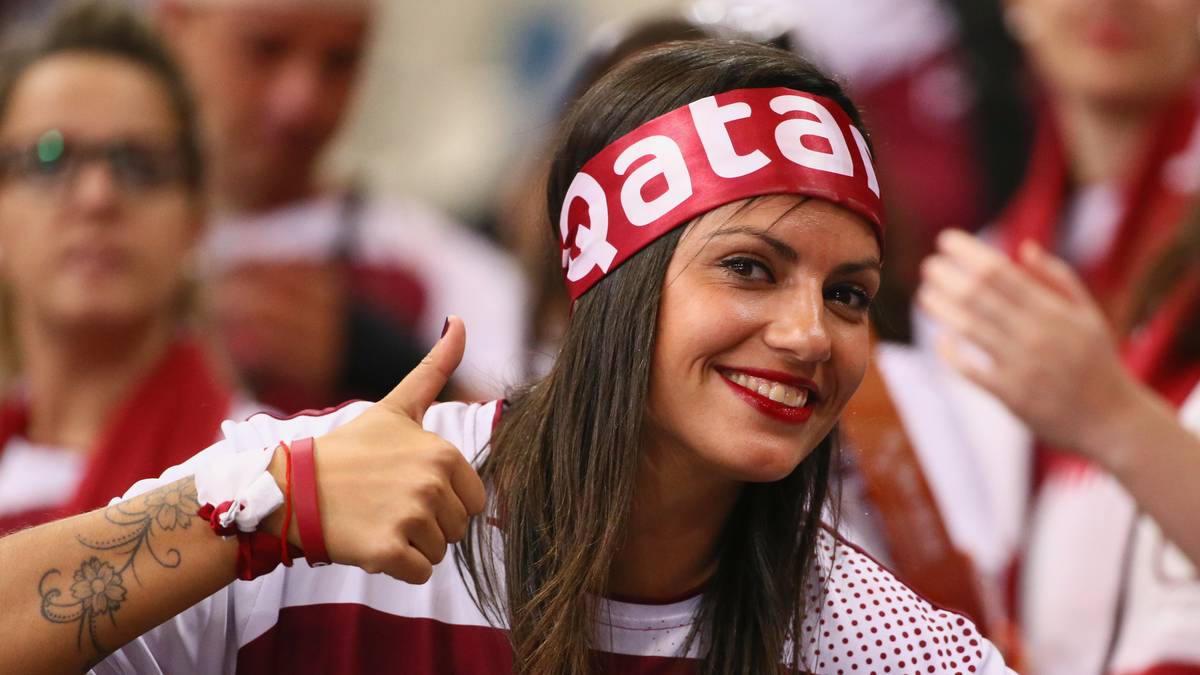 Sie hat sich einen Schal um die Stirn gebunden. Chapeau, steht ihr hervorragend!