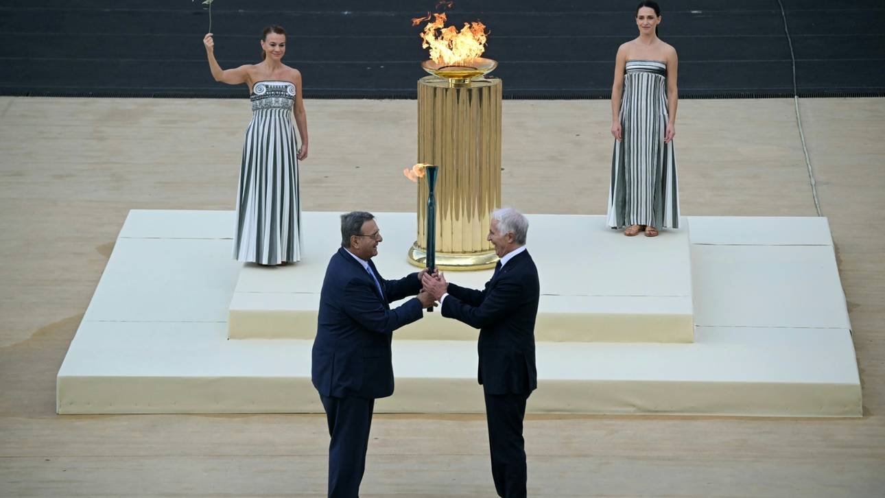 Olympisches Feuer offiziell übergeben