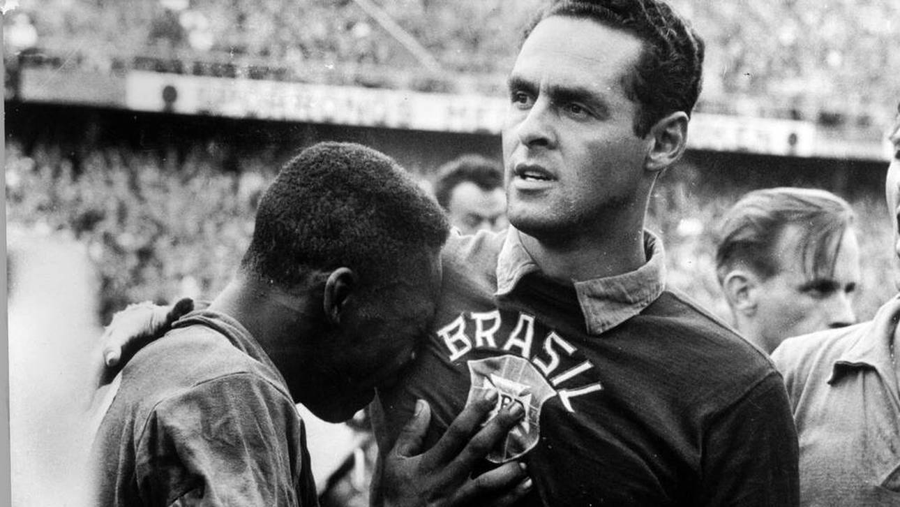 Gilmar hält nach dem WM-Finale 1958 den vor Glück weinenden Pelé im Arm
