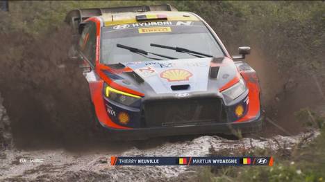 Eine chaotische Rallye auf Sardinien bringt gleich mehrere WRC-Piloten zur Verzweiflung. Thierry Neuville kann seinen ersten Saisonsieg feiern und Hyundai einen Doppelerfolg.