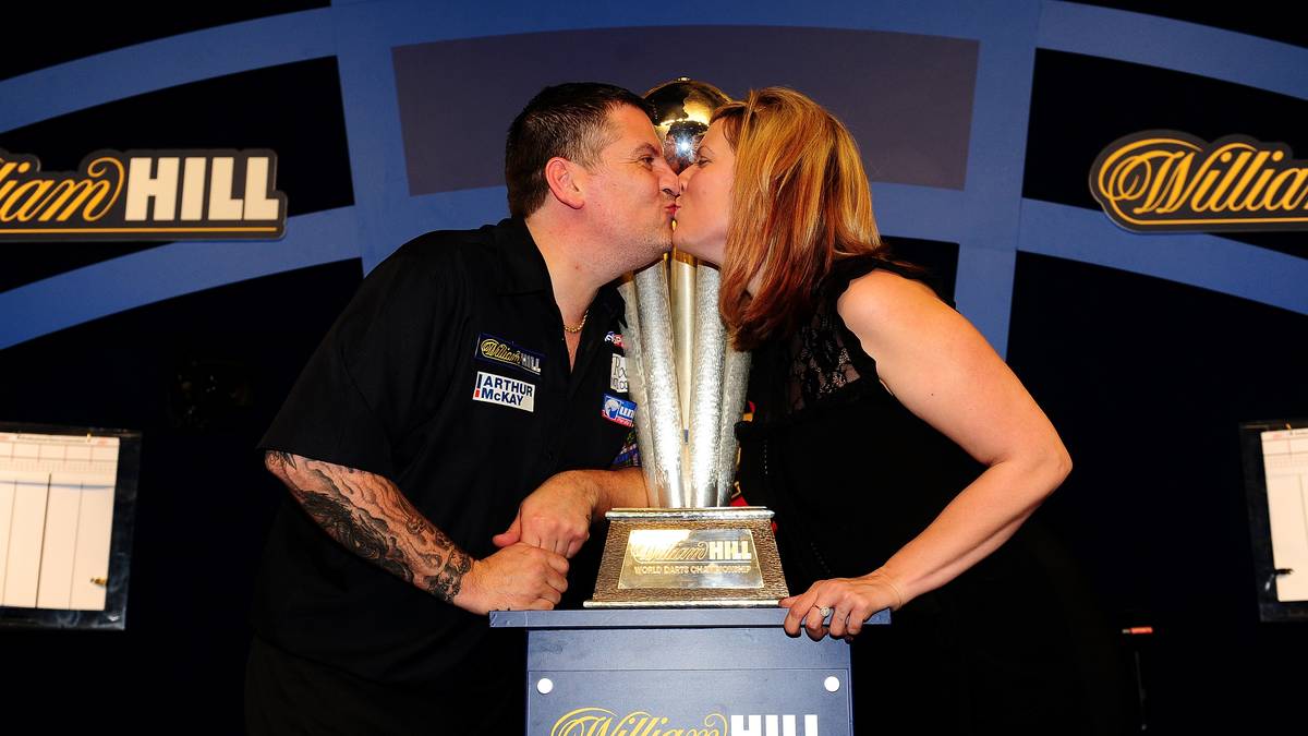 Zur Belohnung gibt es ein Küsschen von seiner Partnerin Rachel Ford