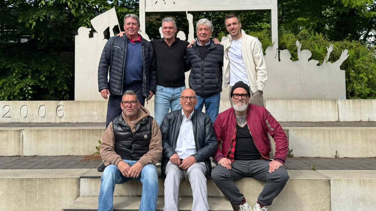 Frank Mill (hinten, 2.v.r.) beim Legendentreffen mit SPORT1 im Frühjahr 2025