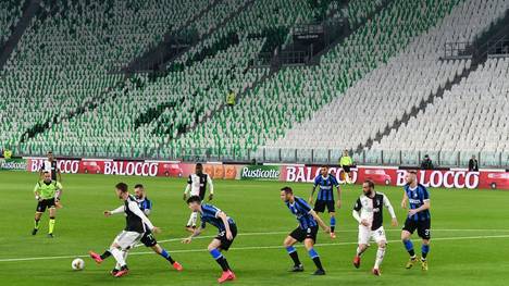 TOPSHOT - Inter Milan and Juventus players compete in an empty stadium due to the novel coronavirus outbreak during the Italian Serie A football match Juventus vs Inter Milan, at the Juventus stadium in Turin on March 8, 2020. (Photo by Vincenzo PINTO / AFP) (Photo by VINCENZO PINTO/AFP via Getty Images)