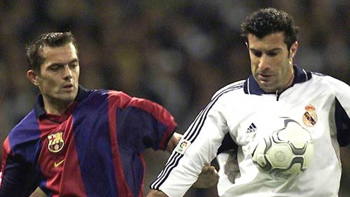 REAL MADRID GEGEN FC BARCELONA: Real gegen Barca gehört zu den größten Duellen der Fußballwelt, auch wenn es sich beim "Clasico" im eigentlichen Sinne nicht um ein Derby handelt. Einer der Höhepunkte der Rivalität: Luis Figo (r.) wechselt im Jahr 2000 von Barca zu Real. Bei seiner Rückkehr ins Camp Nou wird ein Schweinekopf auf den Platz geworfen