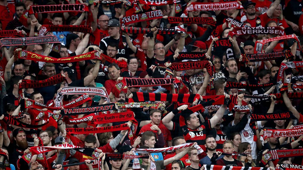 Bayer Leverkusen will im ersten Halbfinale am Dienstag dem großen Favoriten FC Bayern ein Bein stellen. Und die Fans der Werkelf sind natürlich schon Anpfiff on fire 
