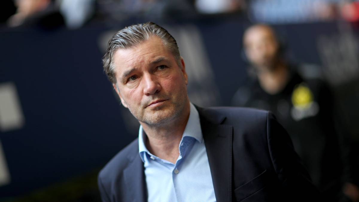 BVB-Sportdirektor Michael Zorc (Bild) und Nachwuchskoordinator Lars Ricken wollen aber die Durchlässigkeit im Nachwuchs wieder erhöhen und auch deutsche Talente in die Bundesliga-Mannschaft einbauen. Einige Kandidaten spielen heute im Regionalliga-Duell der Dortmunder U23 bei der des 1.FC Köln vor (ab 19.55 Uhr LIVE im TV und STREAM)