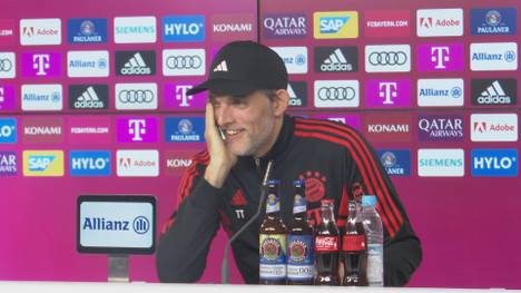 Nach der Frage eines Reporters, warum die Öffentlichkeit und die Mannschaft trotz der jüngsten Niederlagen den Trainer immer noch lobt, sorgt Thomas Tuchel mit seiner Antwort für einen Lacher auf der Pressekonferenz. 