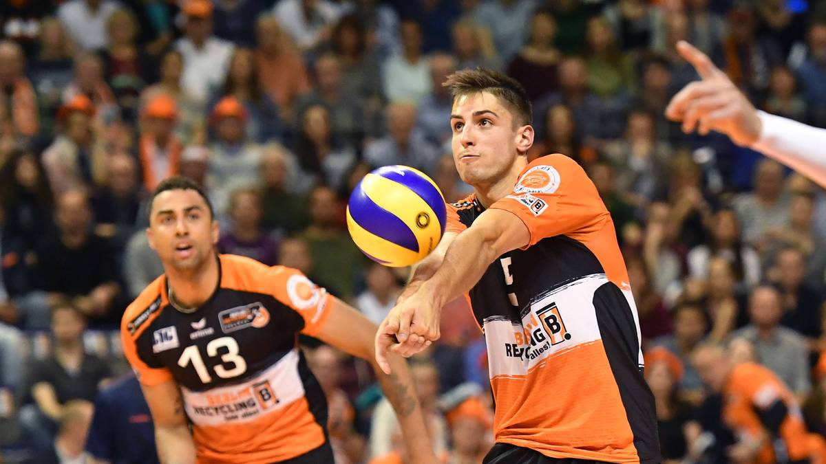 Im Volleyball-Supercup kommt es am Sonntag gleich zu zwei Duellen ewiger Rivalen. Während bei den Männern Meister Berlin Recycling Volleys auf Pokalsieger VfB Friedrichshafen trifft, kommt es bei den Frauen zum Aufeinandertreffen zwischen dem Allianz MTV Stuttgart und dem SSC Palmberg Schwerin