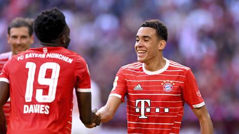 Jamal Musiala gehört schon mit 19 Jahren zu den Stützen beim FC Bayern München. Teamkollege Alphonso Davies kam jetzt aus dem schwärmen über den Youngster gar nicht mehr raus.