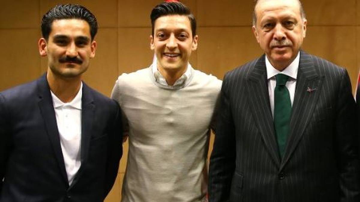 14. MAI - Einen Tag vor der Nominierung des vorläufigen WM-Kaders tauchen Fotos auf, die Mesut Özil und Ilkay Gündogan in London mit dem türkischen Staatspräsidenten Recep Tayyip Erdogan zeigen. Gündogan schreibt auf sein Trikot-Geschenk: "Für meinen Präsidenten, hochachtungsvoll." Es hagelt Kritik
