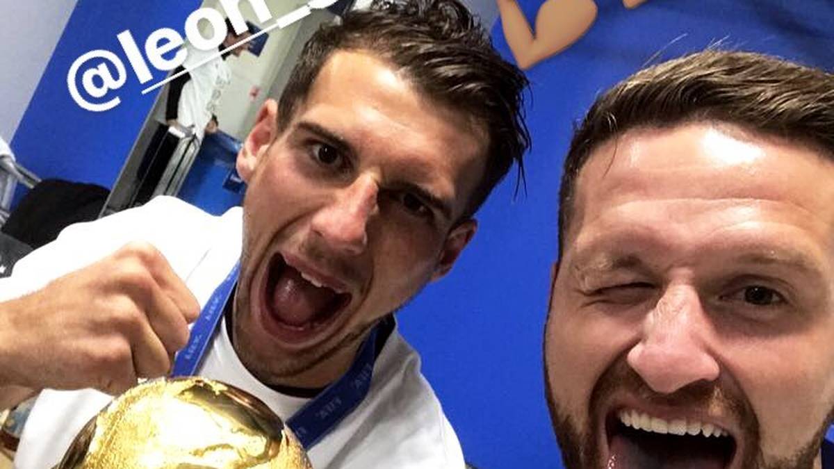 Leon Goretzka (l.) und Shkodran Mustafi schreien ihre Freude über den Sieg im Finale heraus