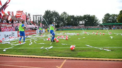 Die Fans des FC Bayern warfen Papierrollen auf das Spielfeld