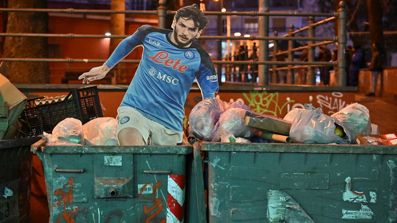 Enttäuschte Liebe: Eine Pappfigur von Khvicha Kvaratskhelia landet in Neapel im Müll