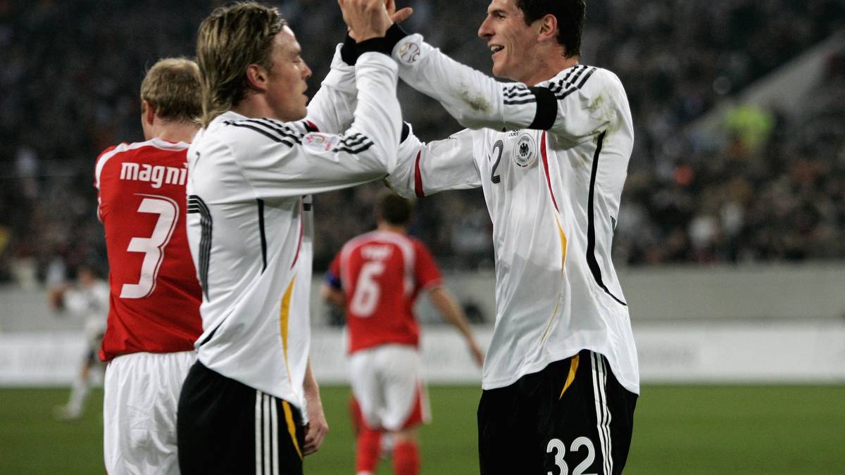 Auch Bundestrainer Joachim Löw erkennt das Talent des bulligen Stürmers und beruft ihn im Februar 2007 im Freundschaftsspiel gegen die Schweiz in den Kader. Gomez zeigt sich sofort erkenntlich und köpft ein Tor beim 3:1 gegen die Eidgenossen