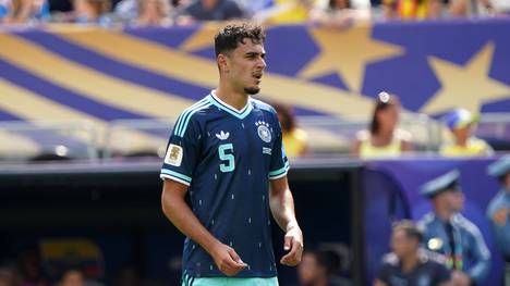 Im SPORT1-Podcast "Die WM-Kabine" diskutieren SPORT1-Chefreporter Stefan Kumberger und SPORT1-Reporter Manfred Sedlbauer über Aleksandar Pavlovic und erklären, warum der Bayern-Profi gerade in den entscheidenden K.-o.-Spielen eine wichtige Rolle einnehmen könnte. 