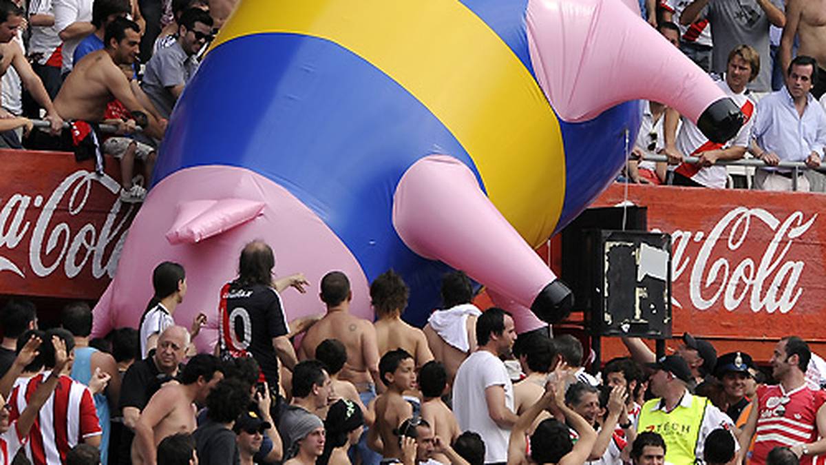 2012 lassen sich die River-Plate-Fans etwas Besonderes zum Derby einfallen: ein überdimensionales aufgeblasenes Schwein im Dress der Boca Juniors steigt empor - und wird dann symbolisch zu Fall gebracht