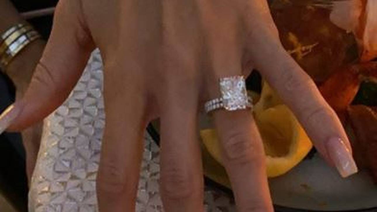 Britanny Matthews zeigt den Ring, den sie von Patrick Mahomes bekommen hat