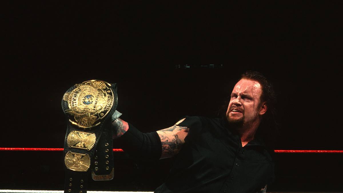 WWF Champion wurde der Undertaker schon recht früh, für kurze Zeit entthronte er 1991 in seiner Bösewichtrolle den legendären Hulk Hogan. Als Publikumsliebling dauerte es etwas länger, bis er zu höchsten Ehren kam: 1997 bei WrestleMania gegen Sycho Sid