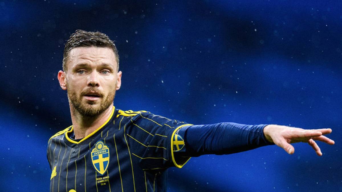 Auf fremden Rasen spielen die Schweden in Blau mit gelben Nadelstreifen.