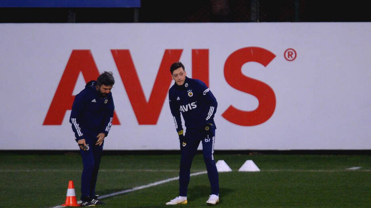 Özil leitet Tor bei Fener-Debüt ein