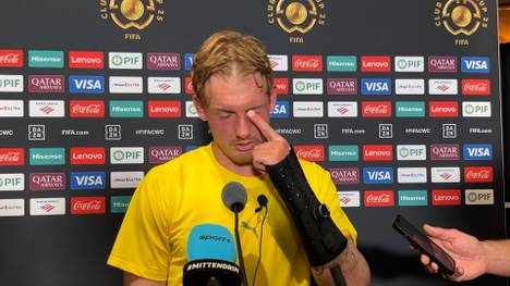 Mit einer dicken Schiene am Handgelenk erscheint Julian Brandt in der Mixed Zone nach dem Sieg gegen Ulsan HD und erklärt die Ursache dafür. 
