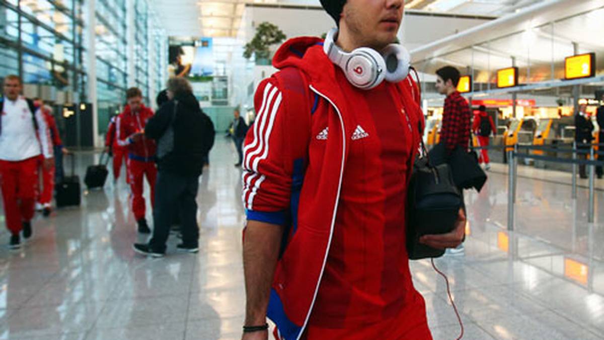 Zuvor heißt es am Münchner Flughafen: Die Koffer sind gepackt - es kann losgehen! Mario Götze und der FC Bayern brechen von der bayerischen Landeshauptstadt aus in Richtung Doha auf