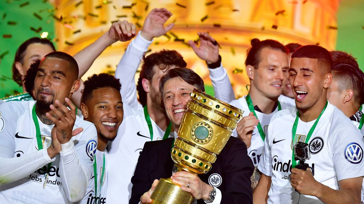 Nicht nur auf dem Podest feiert Kovac den goldenen Pokal gebührend mit seinen Spielern ...