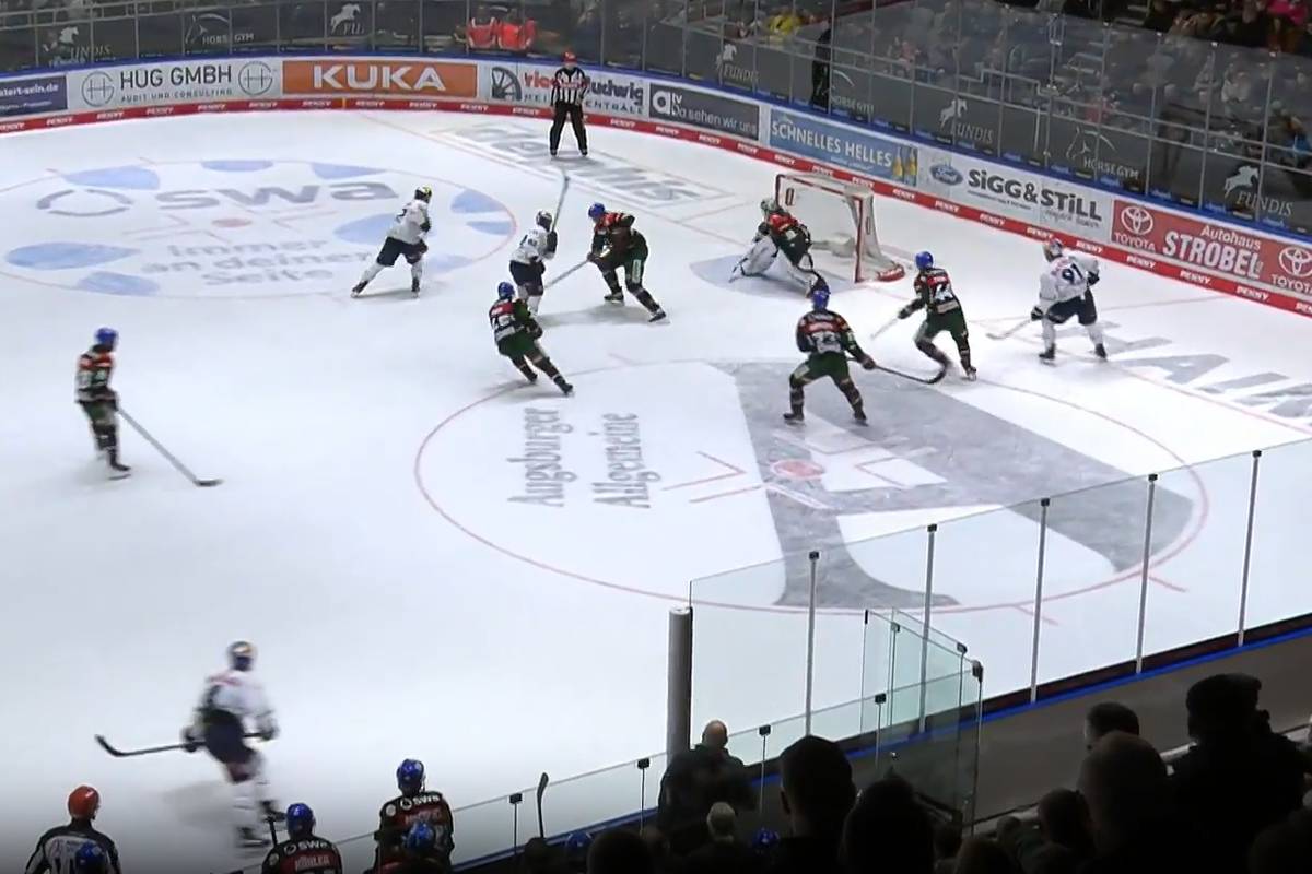 Nach zwei Niederlagen in Folge ist der EHC Red Bull München im Derby in Augsburg in die Erfolgsspur zurückgekehrt.