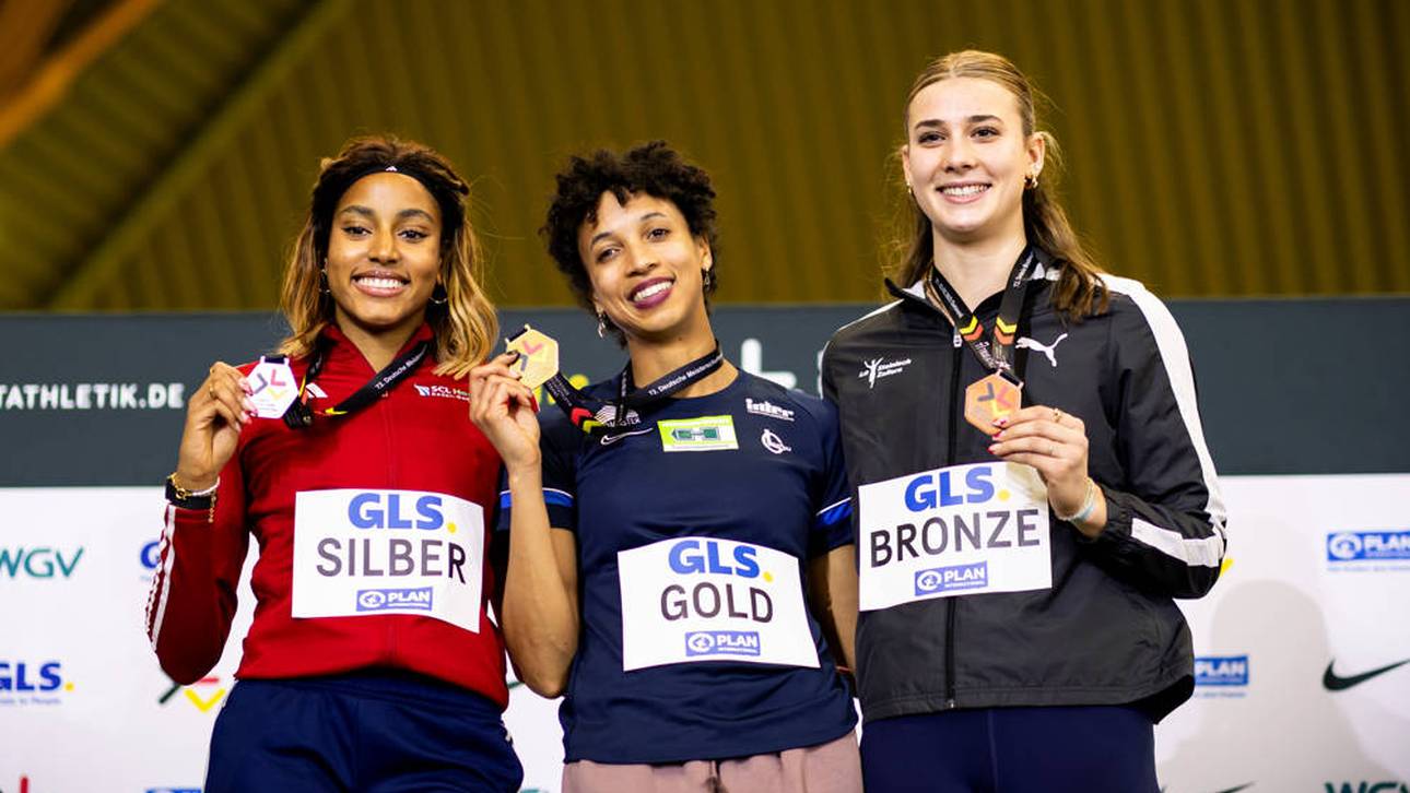 Sandrina Sprengel (r., neben Malaika Mihambo) wurde bei den Deutsche Leichtathletik-Hallenmeisterschaften in Dortmund Dritte