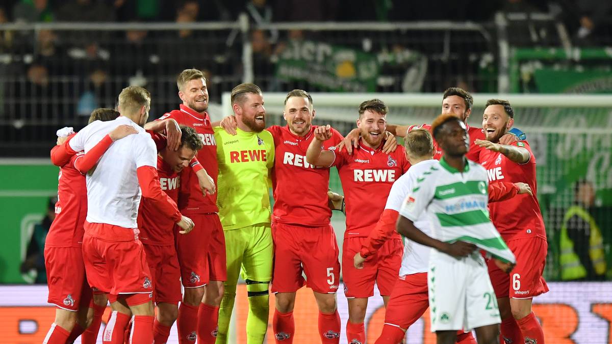 Nach dem Schlusspfiff lassen die Kölner ihrer Freude freien Lauf