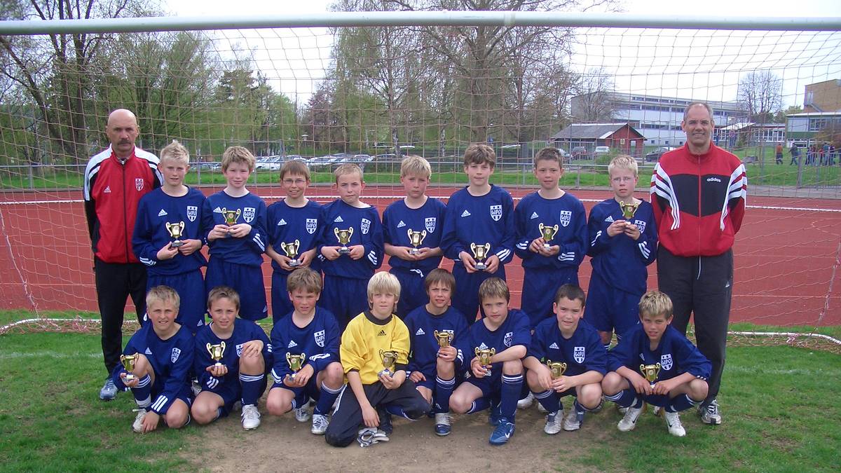 Schon in jungen Jahren überzeugt der gebürtige Rottweiler (untere Reihe, 3.v.l.) in den Auswahlmannschaften des Württembergischen Fußballverbandes