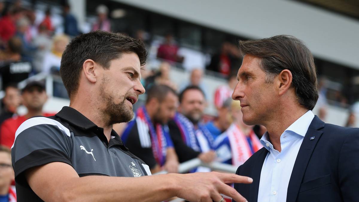 Zwickau-Coach Torsten Ziegner und HSV-Trainer Bruno Labbadia tauschen sich vor der Partie aus
