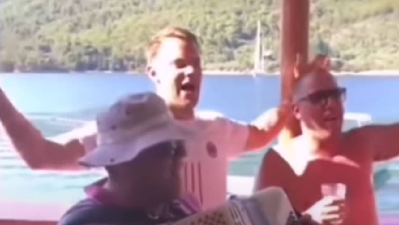 Neuer singt umstrittenes Lied