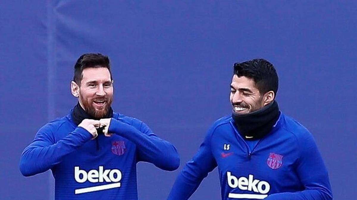 Lionel Messi (l.) ist gar nicht glücklich über den Abgang von Luis Suárez beim FC Barcelona.