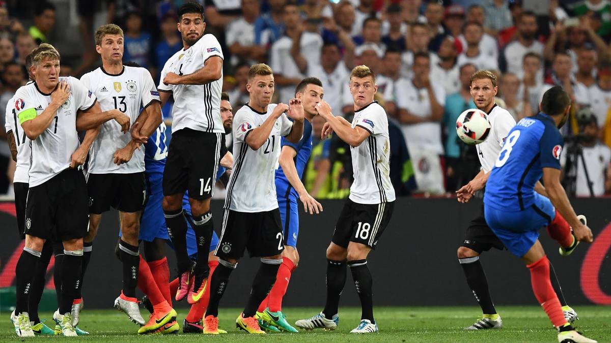 Die Freistöße von Dimitri Payet sind sichere Beute von Manuel Neuer