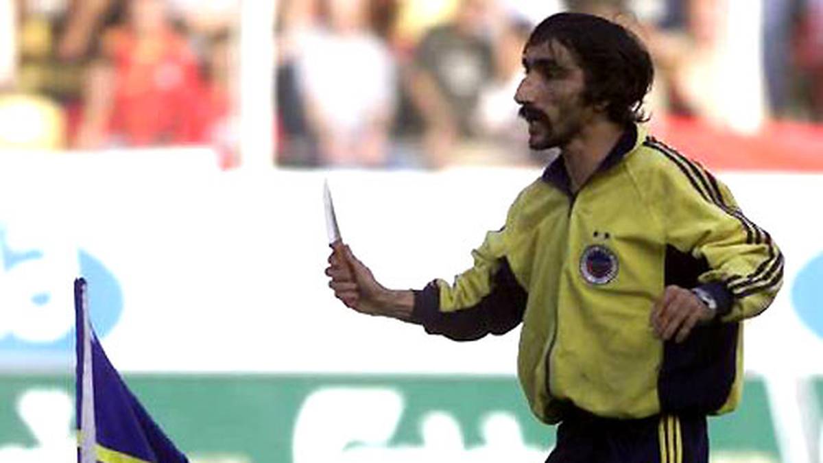 GALATASARAY GEGEN FENERBAHCE: Der Wahnsinn regiert regelmäßig in Istanbul, wenn Fenerbahce und Galatasaray aufeinander treffen. Eine anarchische Szene: Fenerbahces tollkühner Fan "Rambo" rammt eine Fener-Fahne in den Mittelkreis des Gala-Stadions - und verteidigt sie mit einem Messer