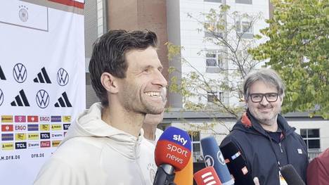 Kuriose Unterbrechung beim Interview von Thomas Müller - Während der Bayern-Star eine Antwort gibt, wird er durch Weihnachtsmusik aufgehalten. Müller reagiert wie immer mit einem lustigen Spruch.