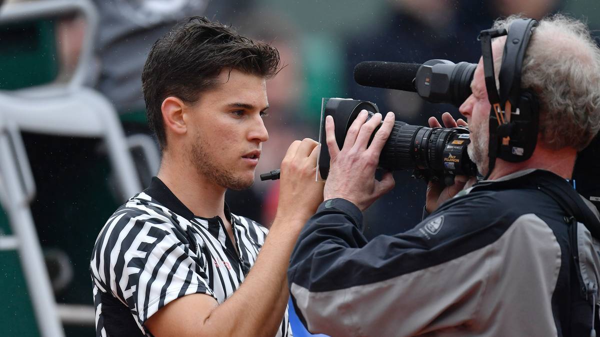 Halbfinalist Dominic Thiem schreibt Autogramme auf einer etwas ungewöhnlichen Unterlage