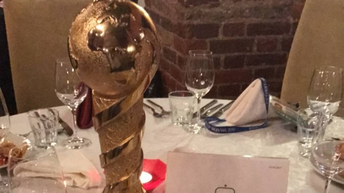 So sieht ein Confed-Cup-Sieger-Essen aus: Der Pokal als Tischdekoration zu Burger und Pommes