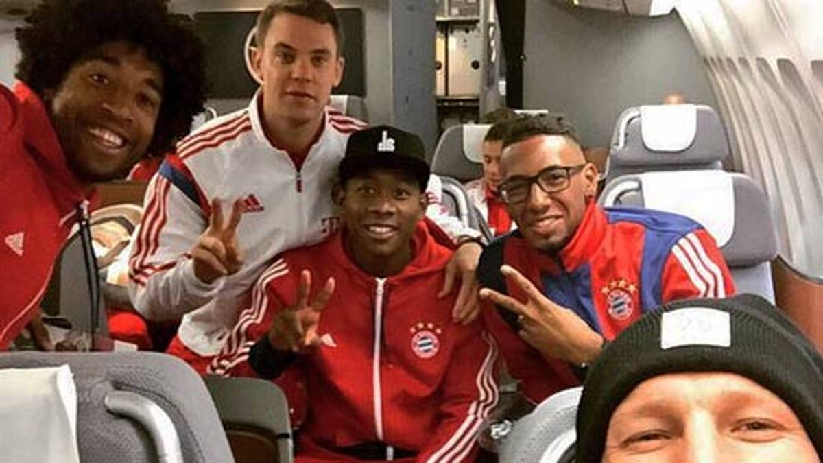 Haben auch alle ihre Pässe dabei? Bastian Schweinsteiger hält den Beweis in die Kamera (Quelle: twitter@JB17Official)